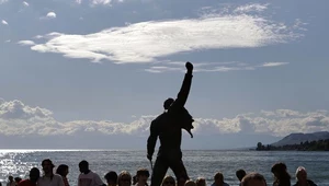 Statua przedstawiająca Freddiego Mercury'ego nad Jeziorem Genewskim w Montreux
