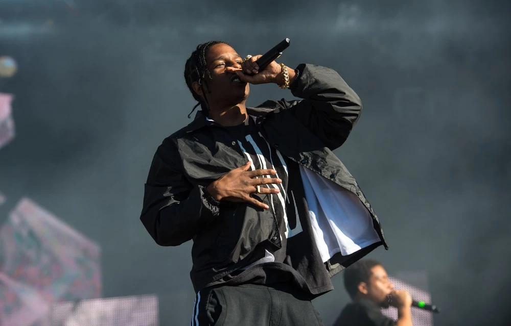 Na koncert ASAP-a Rocky'ego tłumnie przybyły młode fanki, mimo iż nie był on gwiazdą wieczoru Na koncert ASAP-a Rocky'ego tłumnie przybyły młode fanki, mimo iż nie był on gwiazdą wieczoru