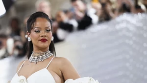 Rihanna prezentuje ciążowe krągłości na Met Gali