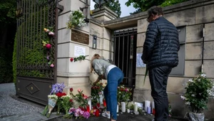 Fani składają kwiaty i znicze pod domem Tiny Turner w Szwajcarii